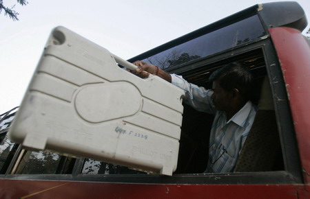 India's polls open with no clear favorite