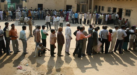 India starts marathon vote, weak coalition seen