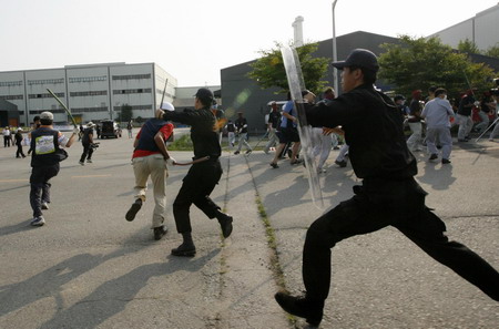 Protest down-spirals into chaos at Ssangyong