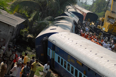 Train derails near Mumbai, injuring 12