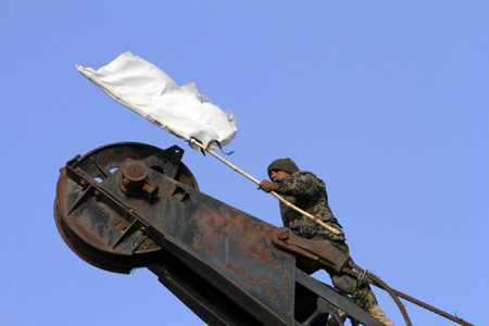 Taliban step up attacks in besieged Afghan town