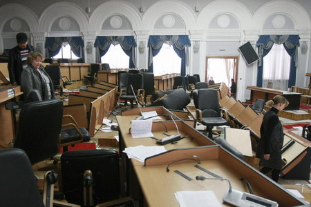 Kyrgyz opposition seizes power, dissolves parliament