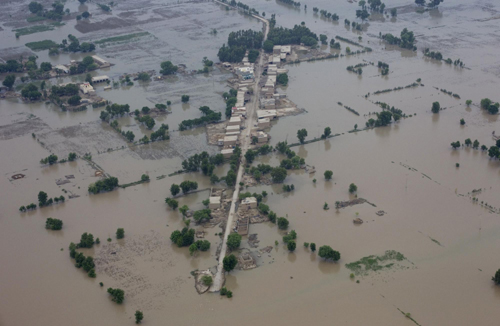 UN chief flies in to Pakistan as crisis worsens