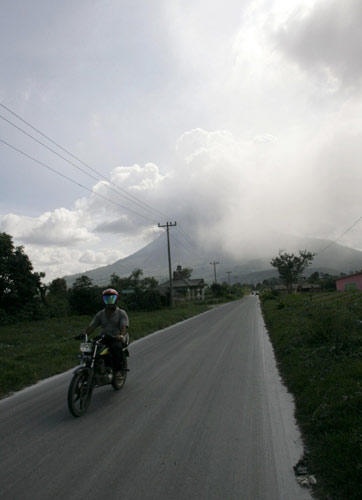 Indonesia's volcano re-erupts, threatens flight