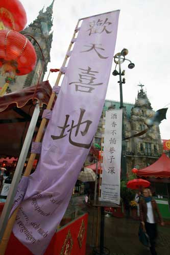 Germans shop at Chinese market in Hamburg