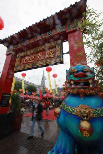 Germans shop at Chinese market in Hamburg