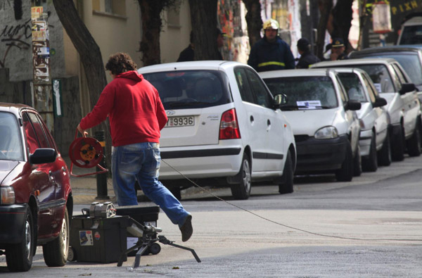 4 small mail bombs explode in Athens
