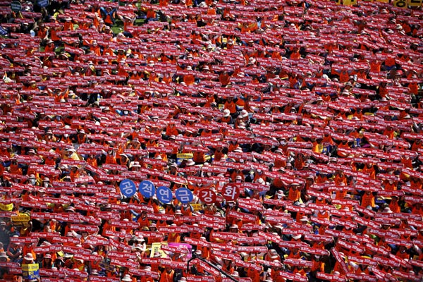 Thousands of South Koreans march in anti-government rally