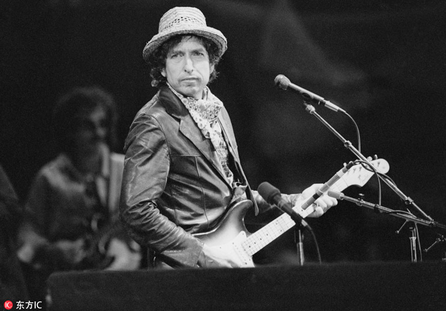 'Greatest living poet' Bob Dylan wins Nobel literature prize