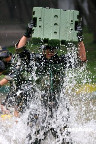 駐港部隊向香港大學生展示威武形象