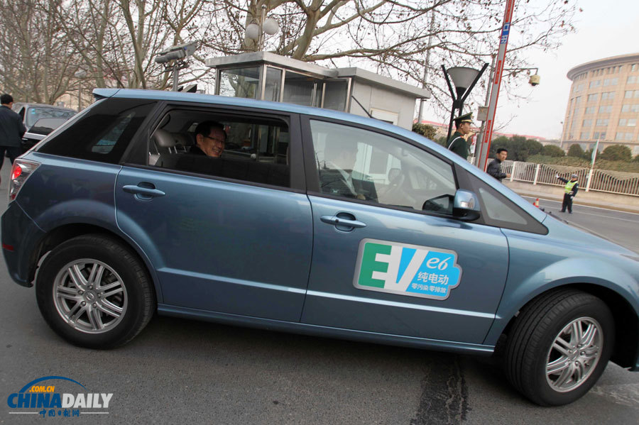 科技部部長(zhǎng)萬(wàn)鋼乘坐國(guó)產(chǎn)純電動(dòng)車上兩會(huì)