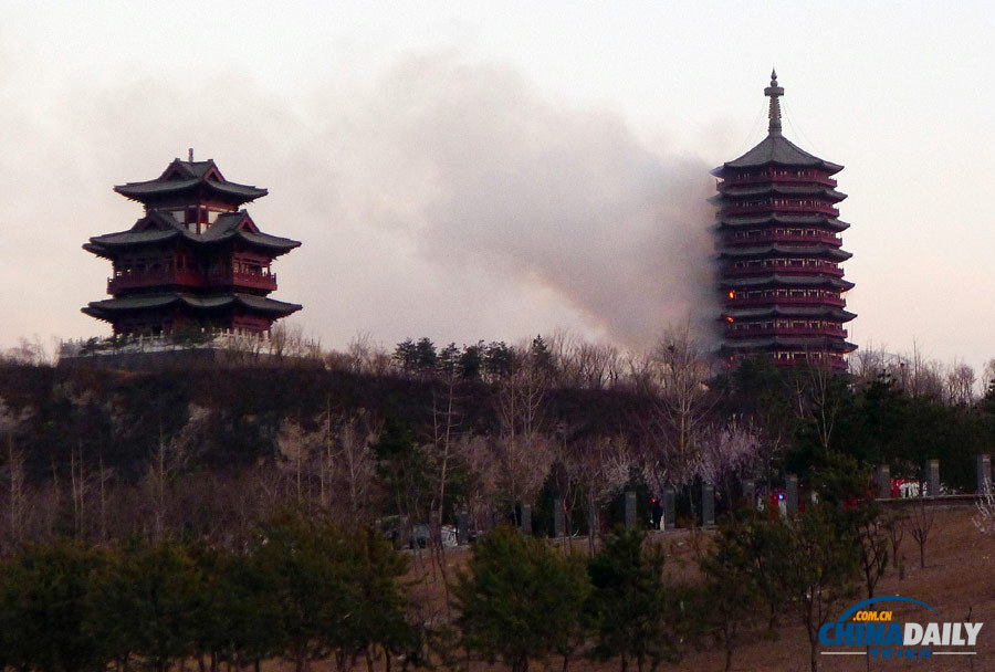 直擊北京園博園內永定塔發生火災