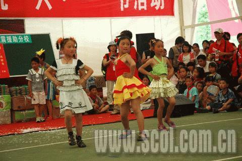 六一的快樂在“帳篷小學”蕩漾（組圖）