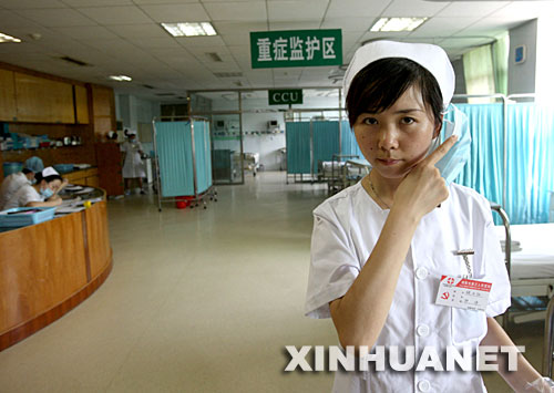 地震救災(zāi)女護(hù)士變身“最美俏新娘”[組圖]