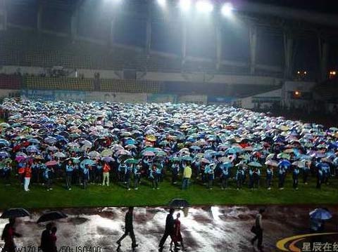 湖南瀏陽制成世界最大焰火國旗(圖)