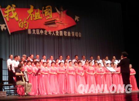 數百位老人合聲高歌 崇文“紅歌”獻禮國慶(圖)