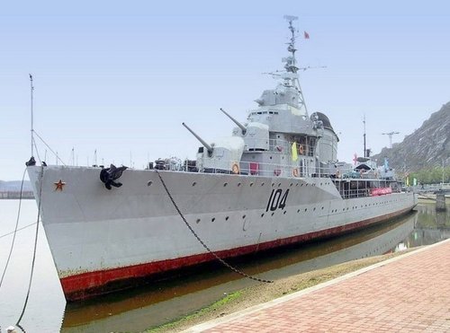 新中國舉行第一次海上閱兵[圖]