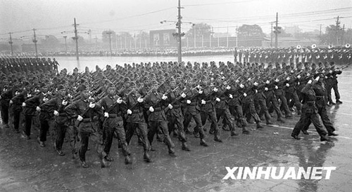 1956年：大雨滂沱振軍容