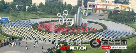 湖南衡陽千人廣場上集體歌唱祖國