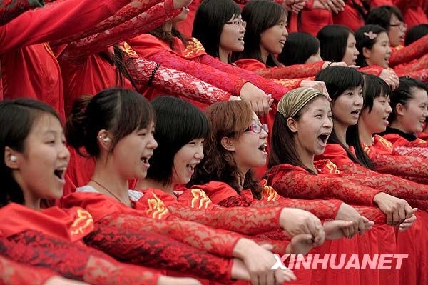 國慶聯歡晚會千人大合唱舉行最后一次帶妝彩排