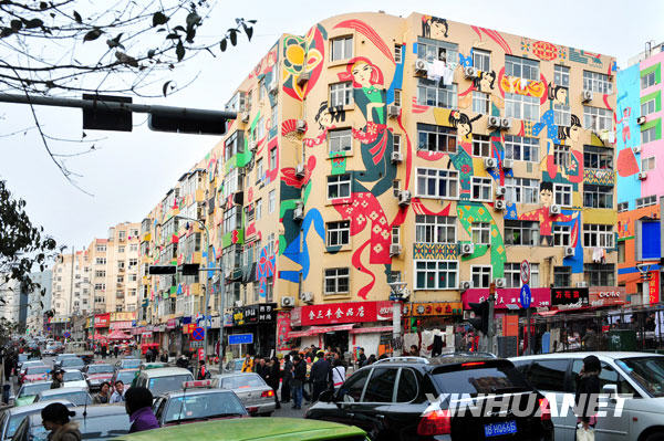 青島：樓群壁畫鮮麗悅目 個(gè)性十足[組圖]