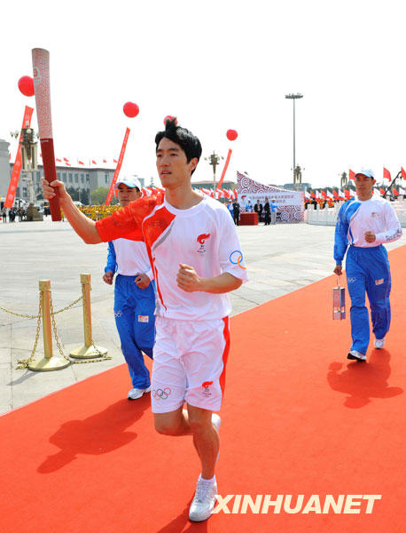 劉翔將奧運火炬捐贈給北京奧運博物館[組圖]