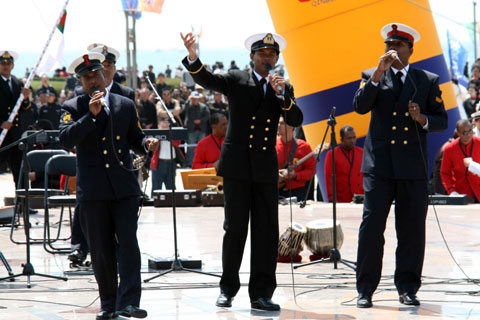 多國(guó)海軍樂(lè)手同臺(tái)演藝 慶祝我國(guó)海軍成立60周年