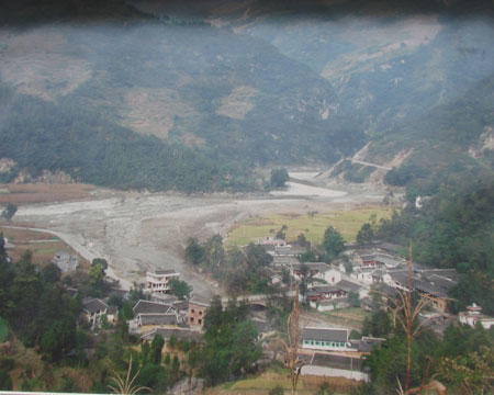 東河口地震遺址公園舉行音樂會(huì)紀(jì)念地震一周年[組圖]