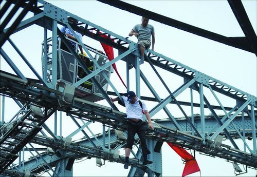 廣州男子跳橋討薪 被攀高老伯一把推下橋去