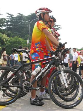 騎行中國 相約深圳  大運“騎跡”車隊抵達武漢
