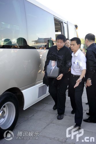 羅京追悼會今日舉行 兒子捧遺像走入靈堂(組圖)