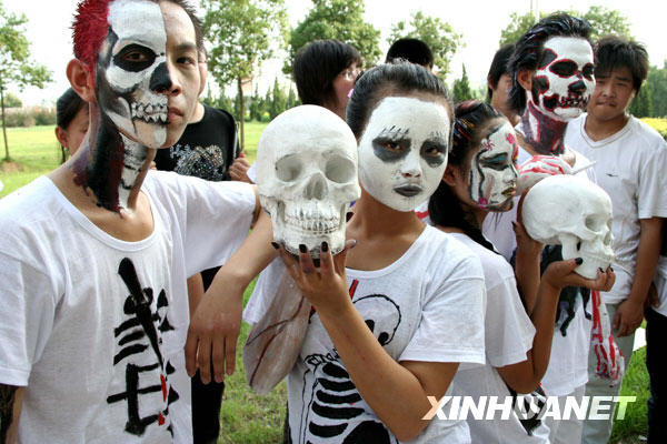 行為藝術警示毒品危害[組圖]