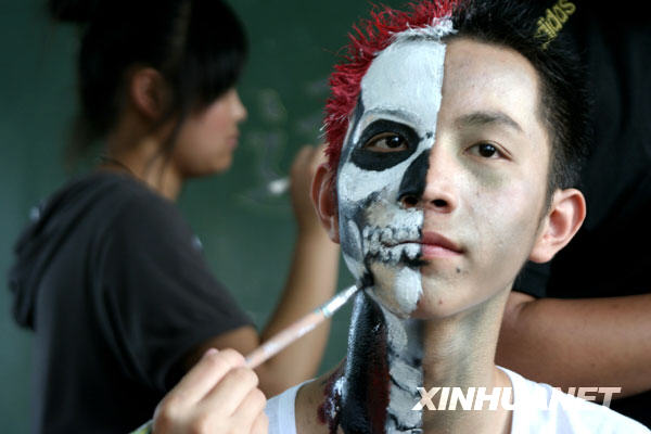 行為藝術警示毒品危害[組圖]