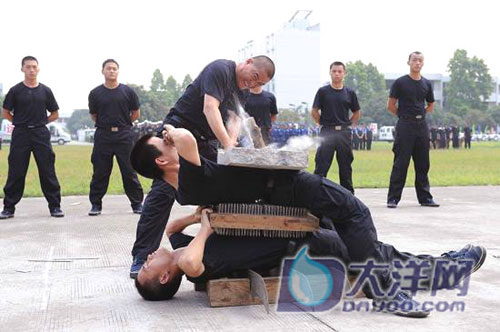 亞運(yùn)安保大練兵 汽車(chē)碾胸特警面不改色(組圖)