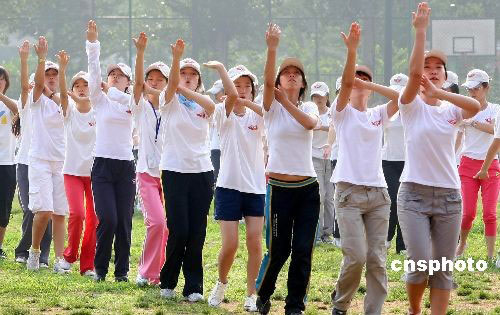北京十萬學(xué)生開始國慶游行慶典訓(xùn)練[組圖]