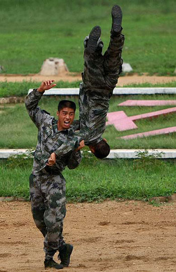 北京衛戍區警衛三師向中外記者開放[組圖]