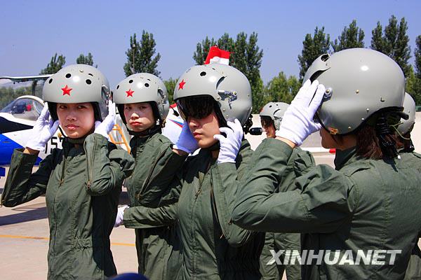 空軍首批殲擊機女飛行員更換新型飛行裝具[組圖]