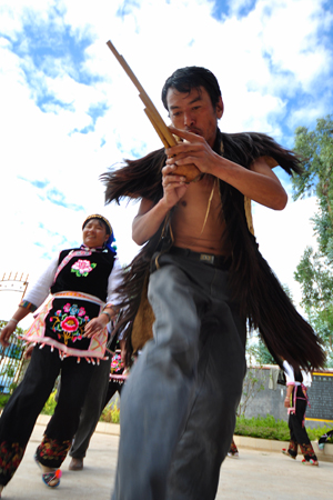 云南南澗彝鄉(xiāng)千名農(nóng)民唱響祖國(guó)頌