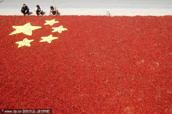 山東郯城：紅椒拼國旗 情意火辣辣