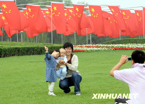 國(guó)旗“旗陣”成為北京街頭新景觀