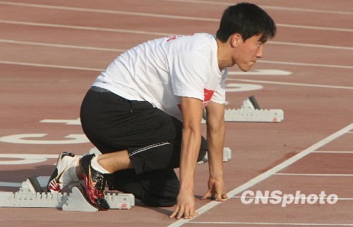 劉翔亮相訓(xùn)練場 輕松備戰(zhàn)全運會