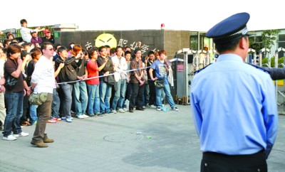 滬少年暴力視頻惹公憤 打人者認錯 被打女生上學