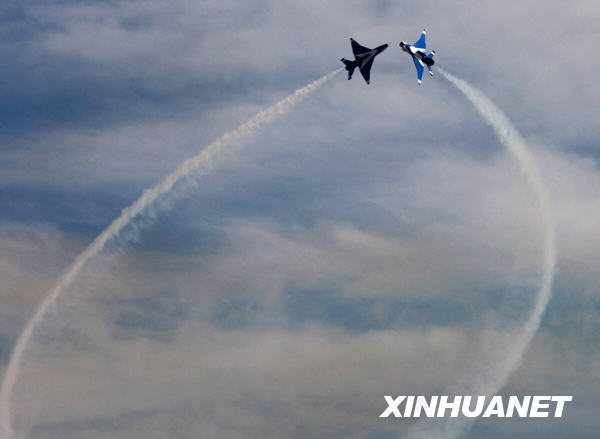 慶祝空軍成立60周年飛行和跳傘表演舉行首次預演