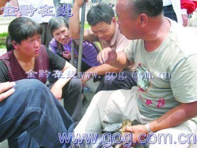 男子欲走遍全國宣傳雷鋒精神 靠擦鞋維持生計