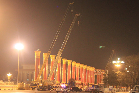 56根民族團(tuán)結(jié)柱2日晚撤出天安門廣場(chǎng)(組圖)